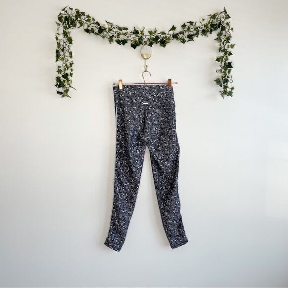 AERIE Gray White Printed Leggings Blue Tuxedo Stripe Size Medium Long - Picture 6 of 6
